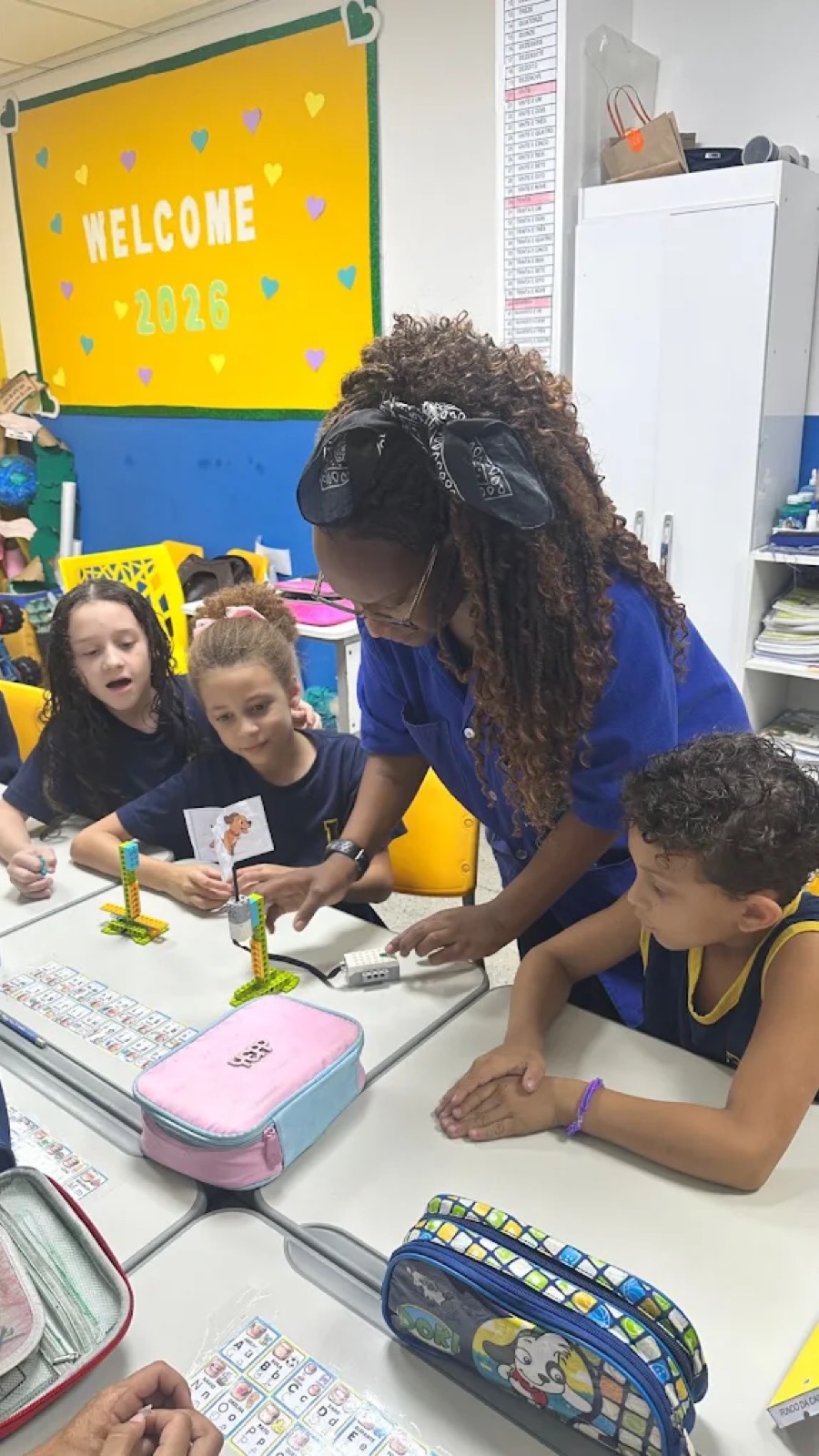 Aula de robótica com kit de montagem